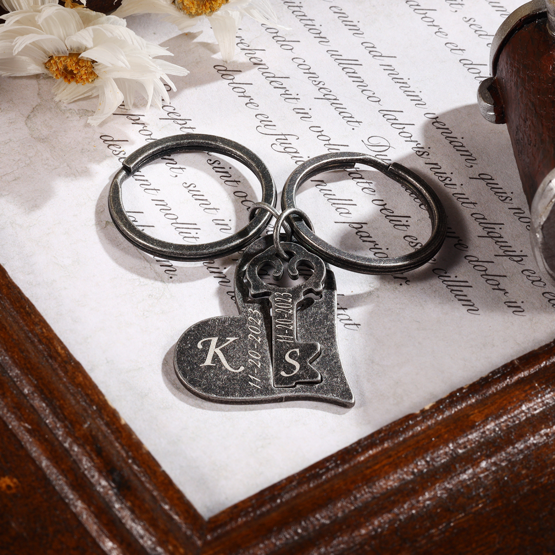 Personalized Couple's Keychain Set – Dark Grey Heart & Key Charms with Custom Engraving - Herzschmuck