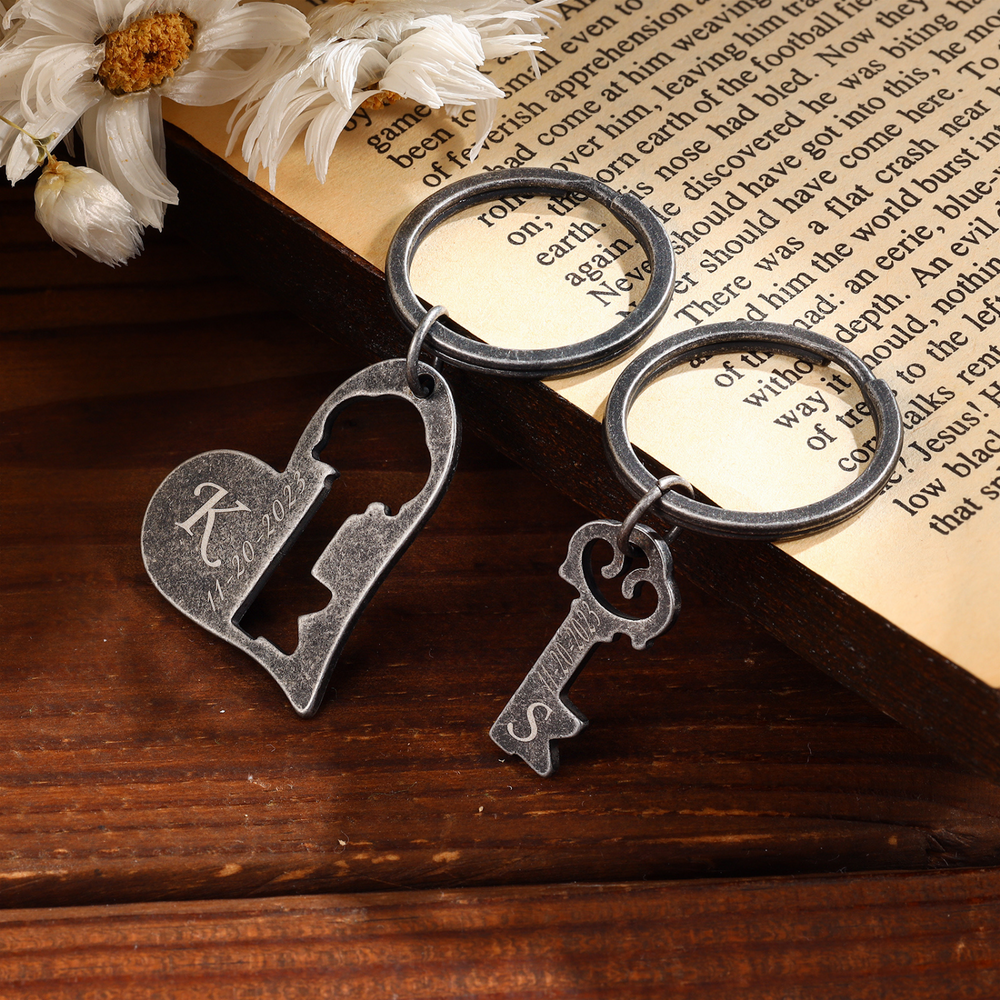 Personalized Couple's Keychain Set – Dark Grey Heart & Key Charms with Custom Engraving - Herzschmuck